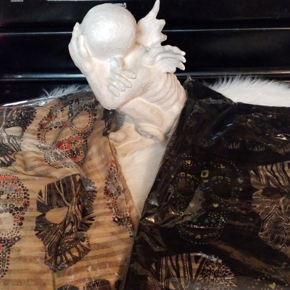 **1 LEFT** Phenomenal Skull Design Scarf - Picture 3 of 5